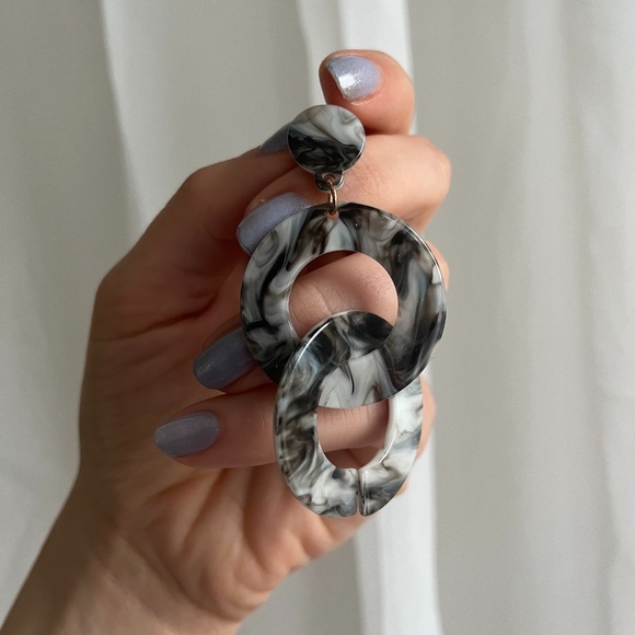 Resin Tortoiseshell Hoop Earrings - Picture 3 of 3